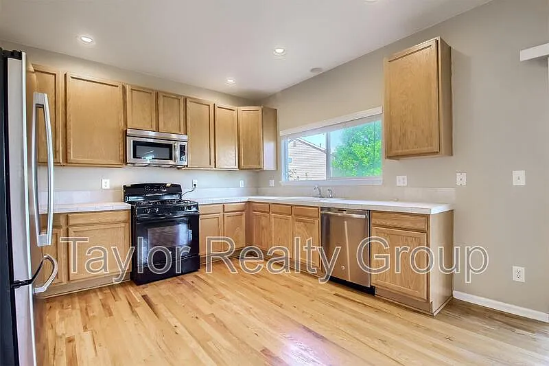 3 bed, 2.5 bath, 2720 sqft, $2,500 — Photo 4