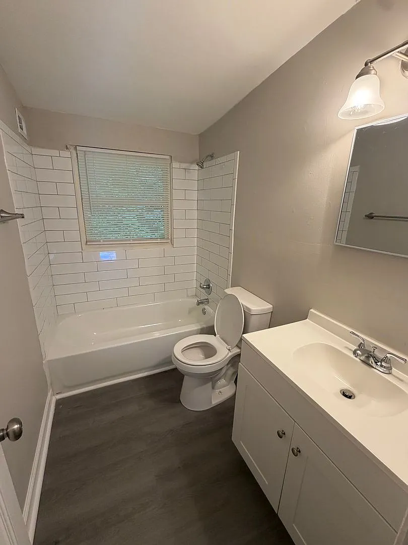 (Newly Renovated) 2 Bedroom Townhome — Photo 2
