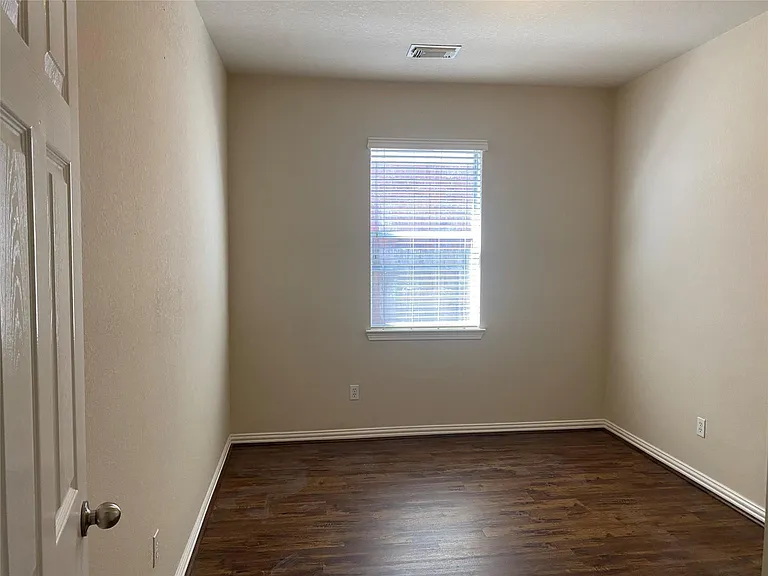 2912 Ashbrook Ln — Photo 8