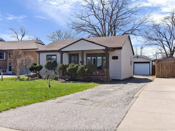 2785 Clemenceau Blvd, Windsor, ON N8T 2P9