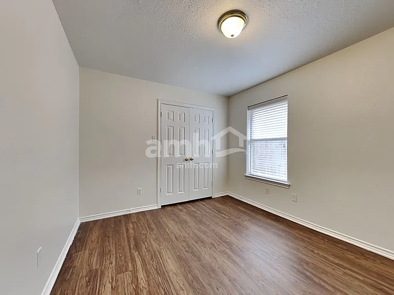 1082 Springhill Dr — Photo 14