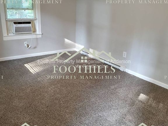 3rd image of 1302 Robbins Dr