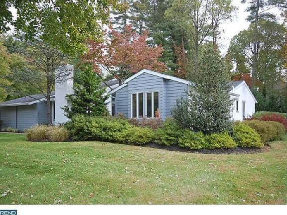 2nd image of 916 Saint Andrews Dr