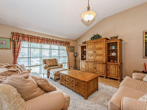 3rd image of 6 De Chiaro Ln