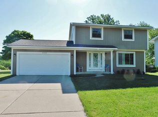 3996 Loch Dr, Highland, MI 48357
