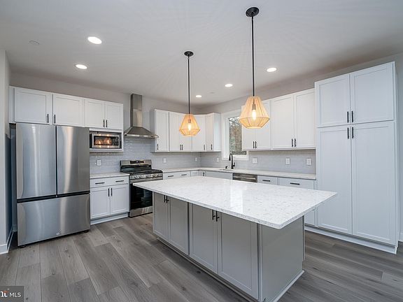 3rd image of 1404 Disney Ave