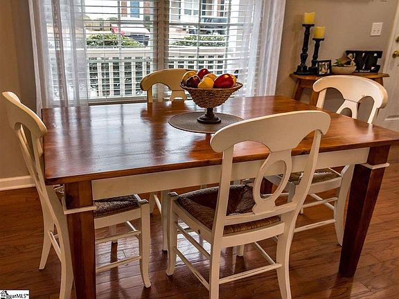 Dining area - View to the front