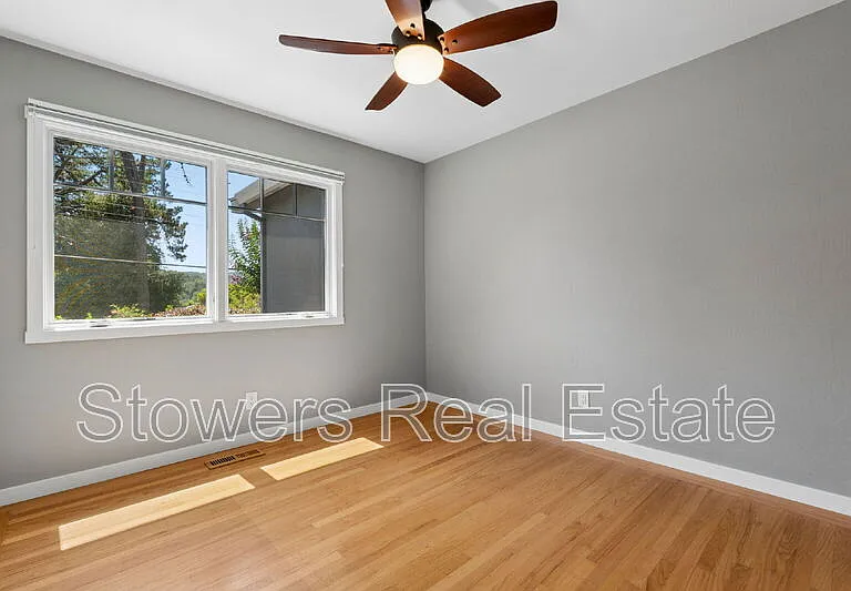 1099 Larch Ave — Photo 20