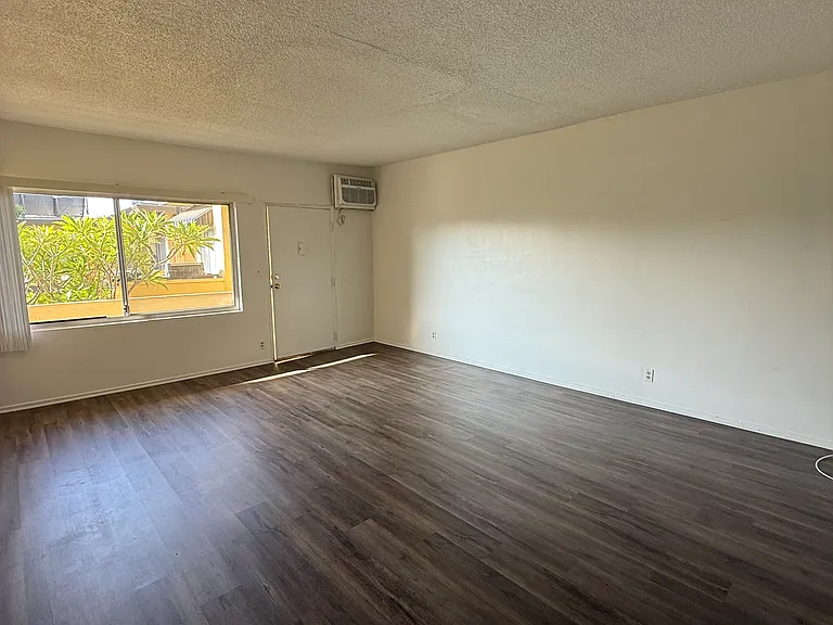 SEP-BUR APARTMENTS — Photo 12