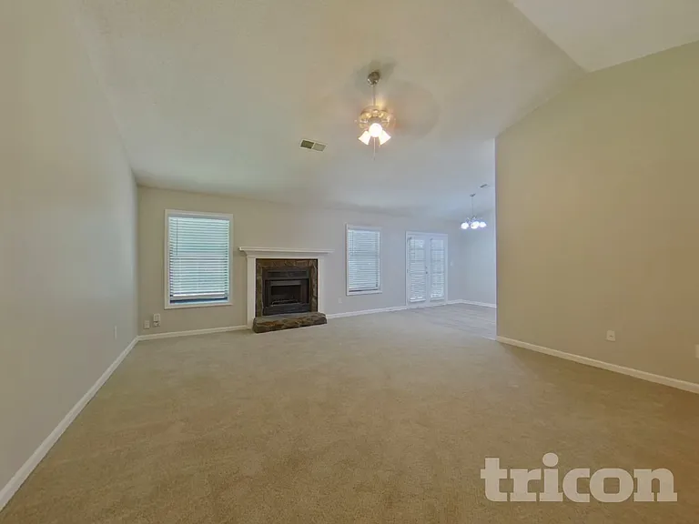 4486 Lindsey Dr — Photo 3