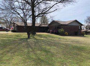 1207 Skyline Dr, Neosho, MO 64850