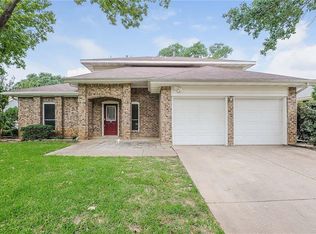 704 Tanbark Dr, Euless, TX 76040