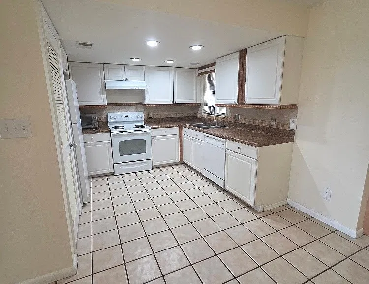 202 Eaglesmere Dr — Photo 4