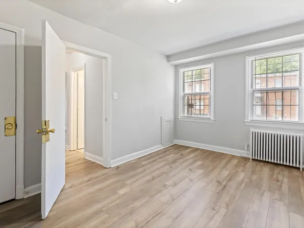 219 Oakwood St SE APT 303, Washington, DC 20032