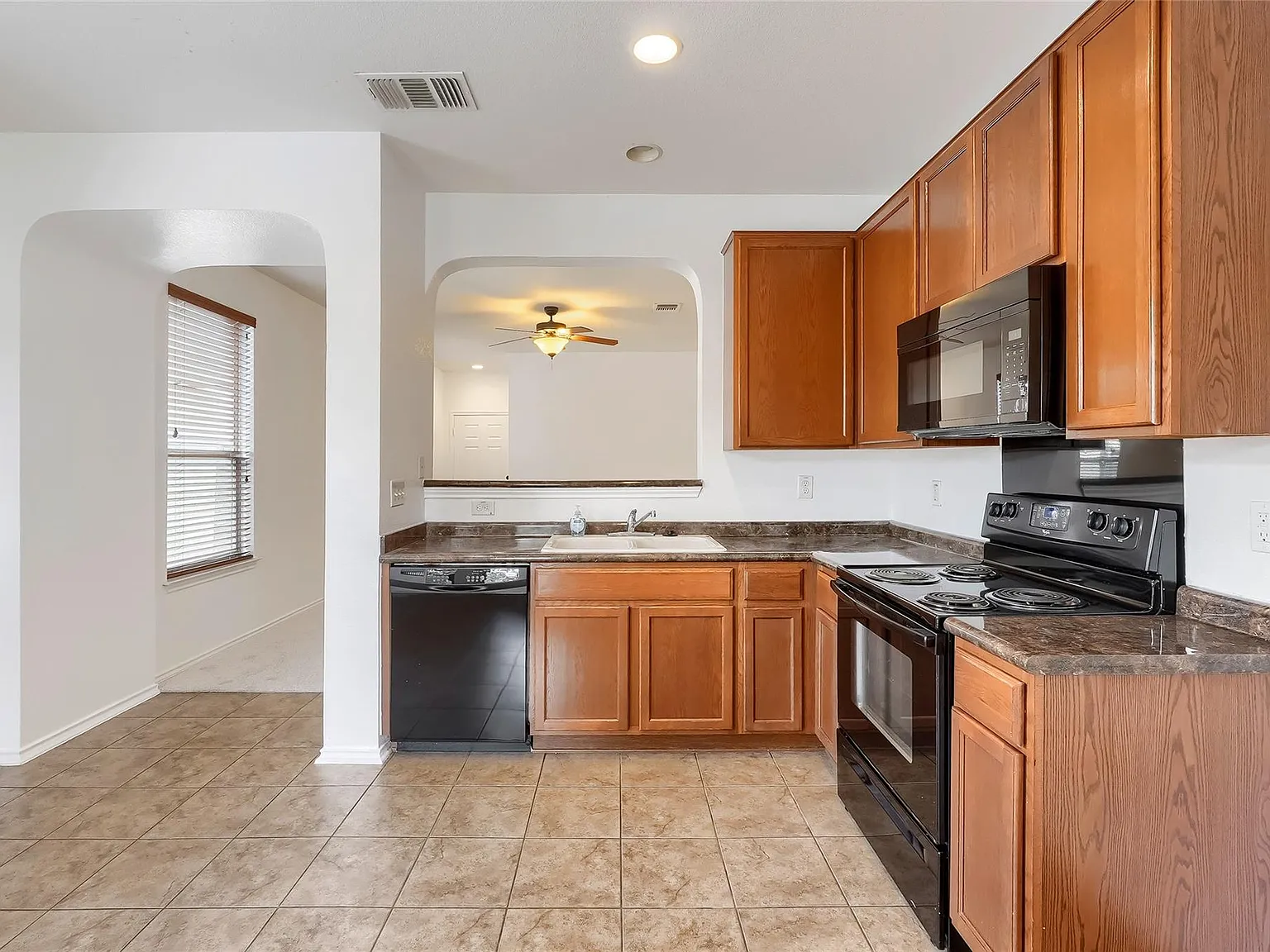 3 bed, 2.0 bath, 1111 sqft, $1,750 — Photo 2