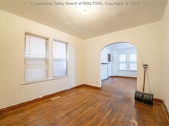 4th image of 828 Washington St W