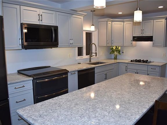 5th image of 221 Garden St