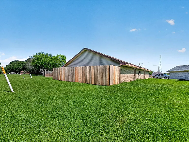 2223 Courtney Ct — Photo 32