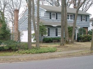 73 Rhoda Ave, Smithtown, NY 11787