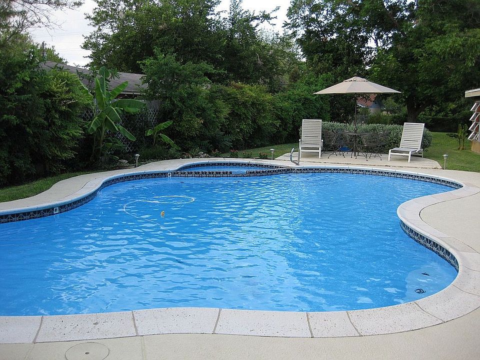 In-ground pool w/hot tub