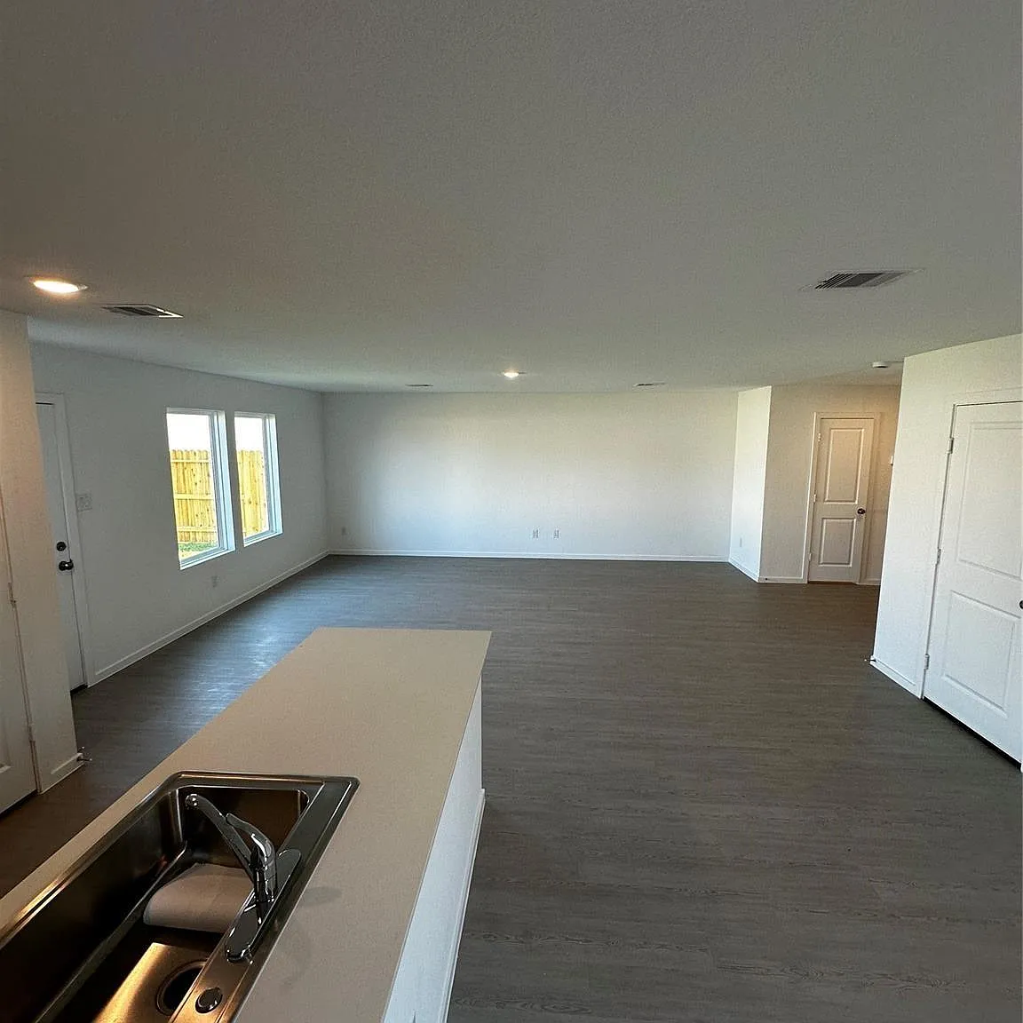 4 bed, 2.5 bath, 2039 sqft, $3,000 — Photo 2