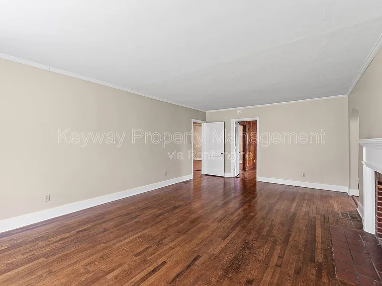 2334 Redwood Dr — Photo 3