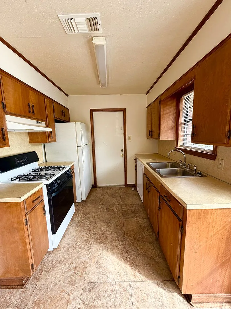 916 Fisher — Photo 4