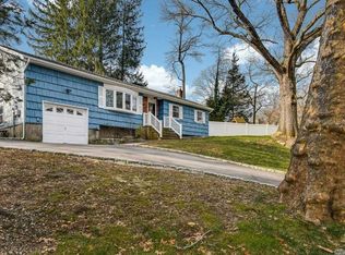 4 Trudy Ct, Huntington Station, NY 11746