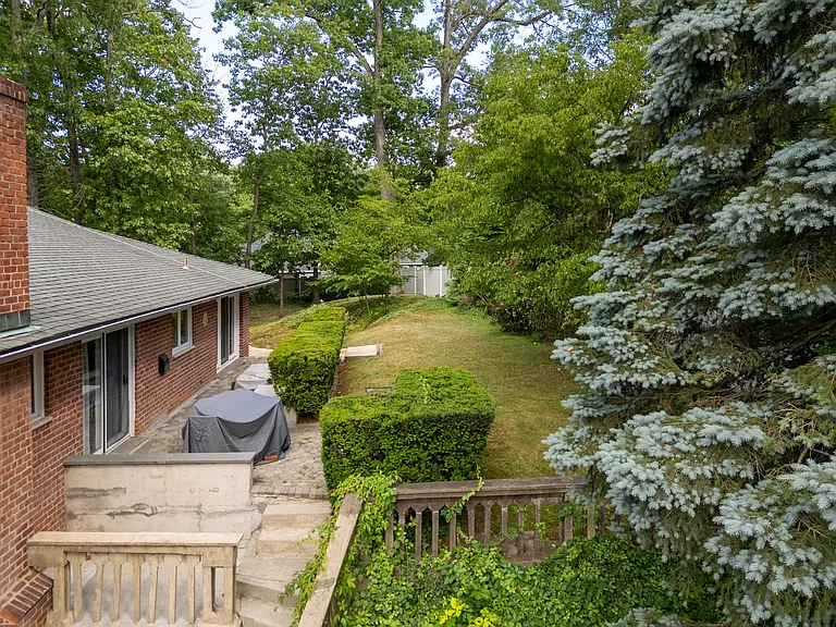 1341 Pelhamdale Ave — Photo 24