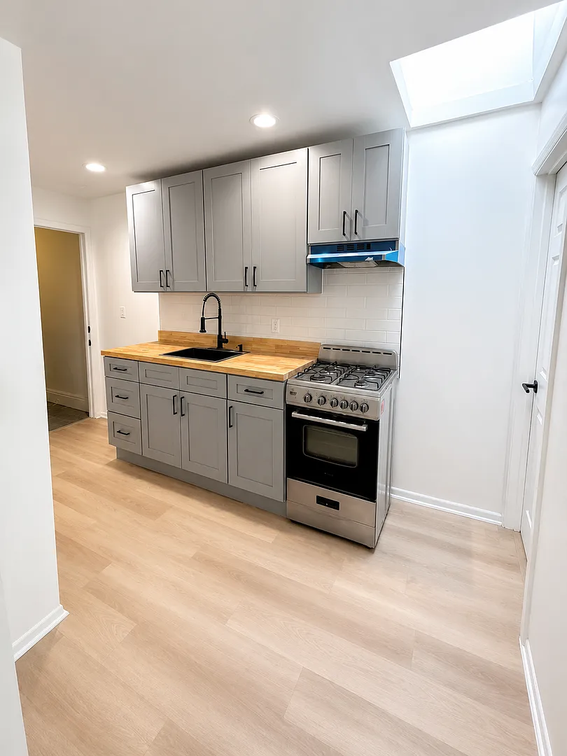 Brand New 2 Bedroom Renovated Apartment for Rent — Photo 2