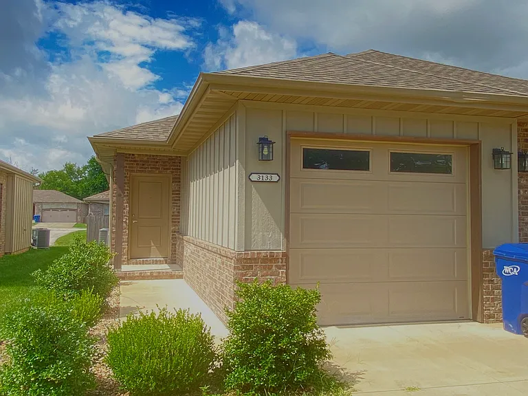 3237 W Sexton St — Photo 1