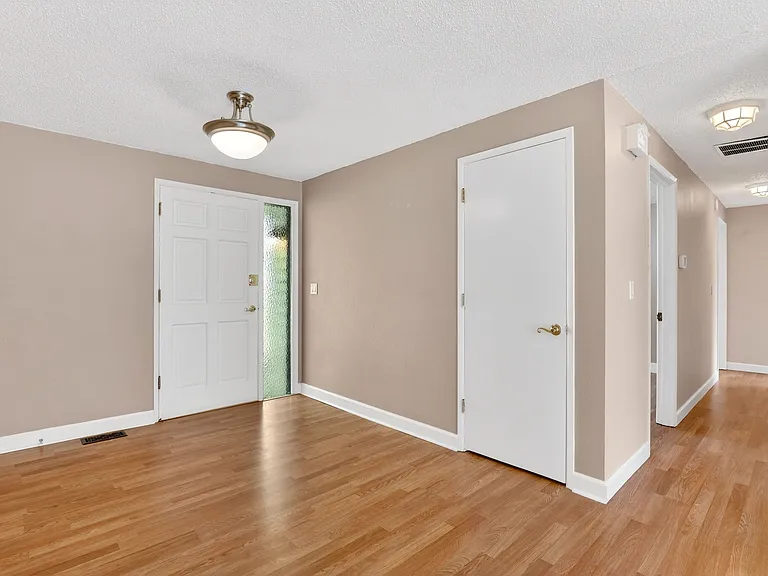 640 Stonehill Dr — Photo 4