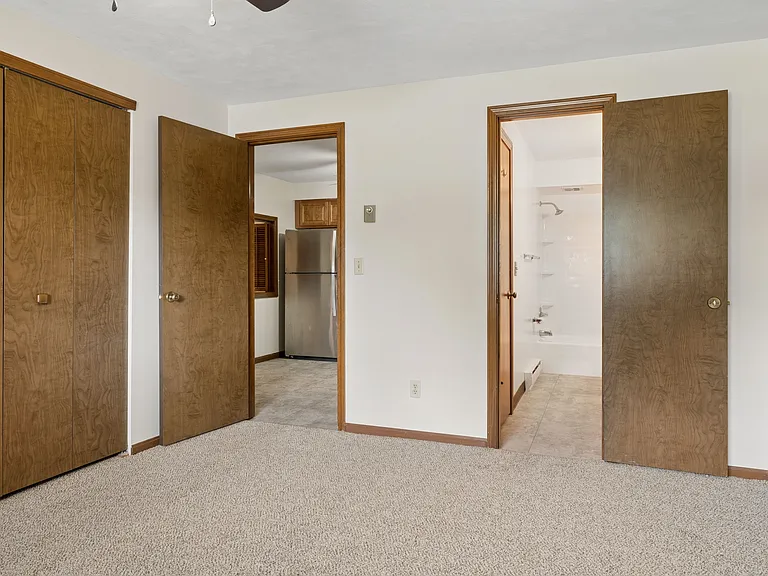 Carriage Hill Apartments — Photo 11