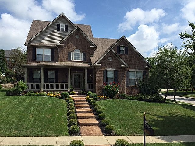 Beautiful front entry-yard