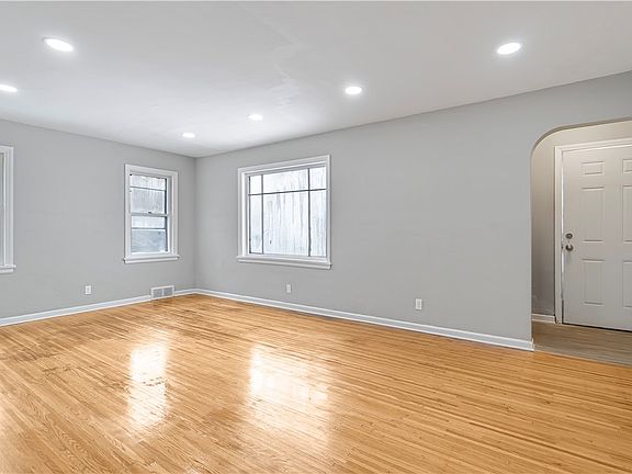 4th image of 214 Winterroth St