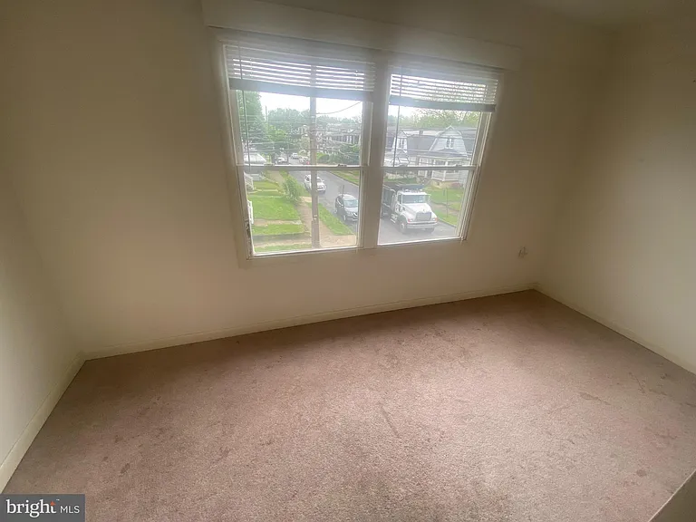 321 Plymouth Ave — Photo 6