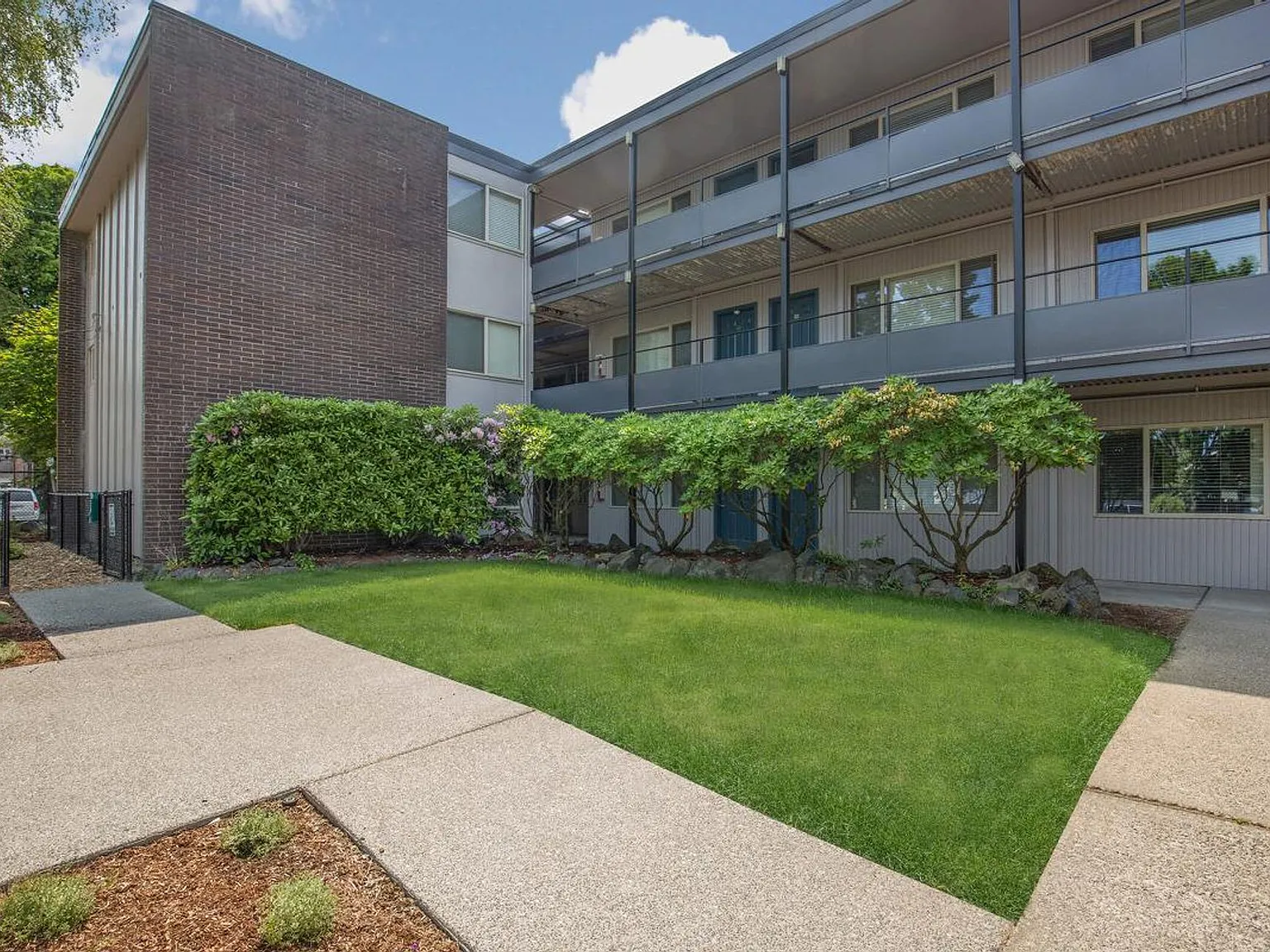 Uptown 7 Apartments — Photo 4