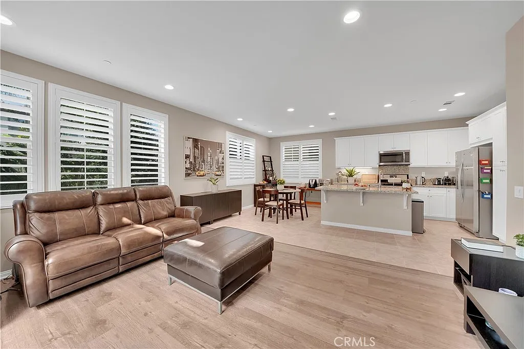 3 bed, 2.5 bath, 1716 sqft, $4,500 — Photo 3