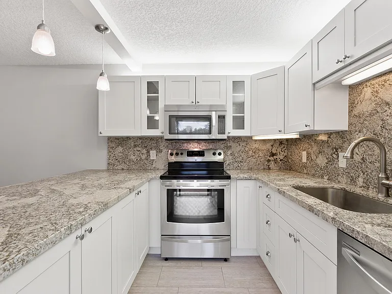 825 Center St #3D — Photo 2