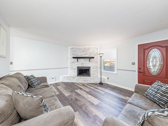5th image of 402 Helton Dr