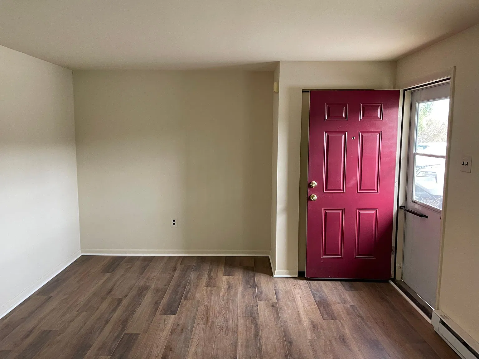 2 bed, 1.5 bath, 1044 sqft, $1,050 — Photo 2
