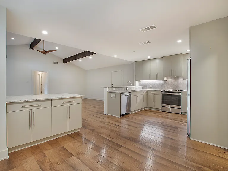6463 Waverly Way — Photo 11
