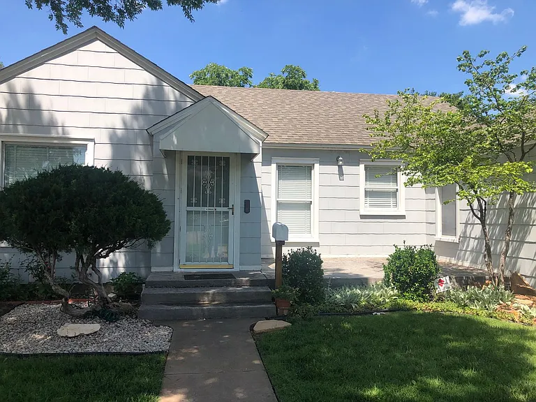 918 Bowie St — Photo 2