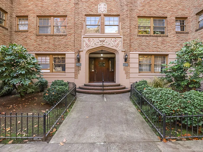 Presidential Court Apartments — Photo 18