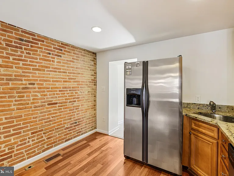 49 E Heath St — Photo 19