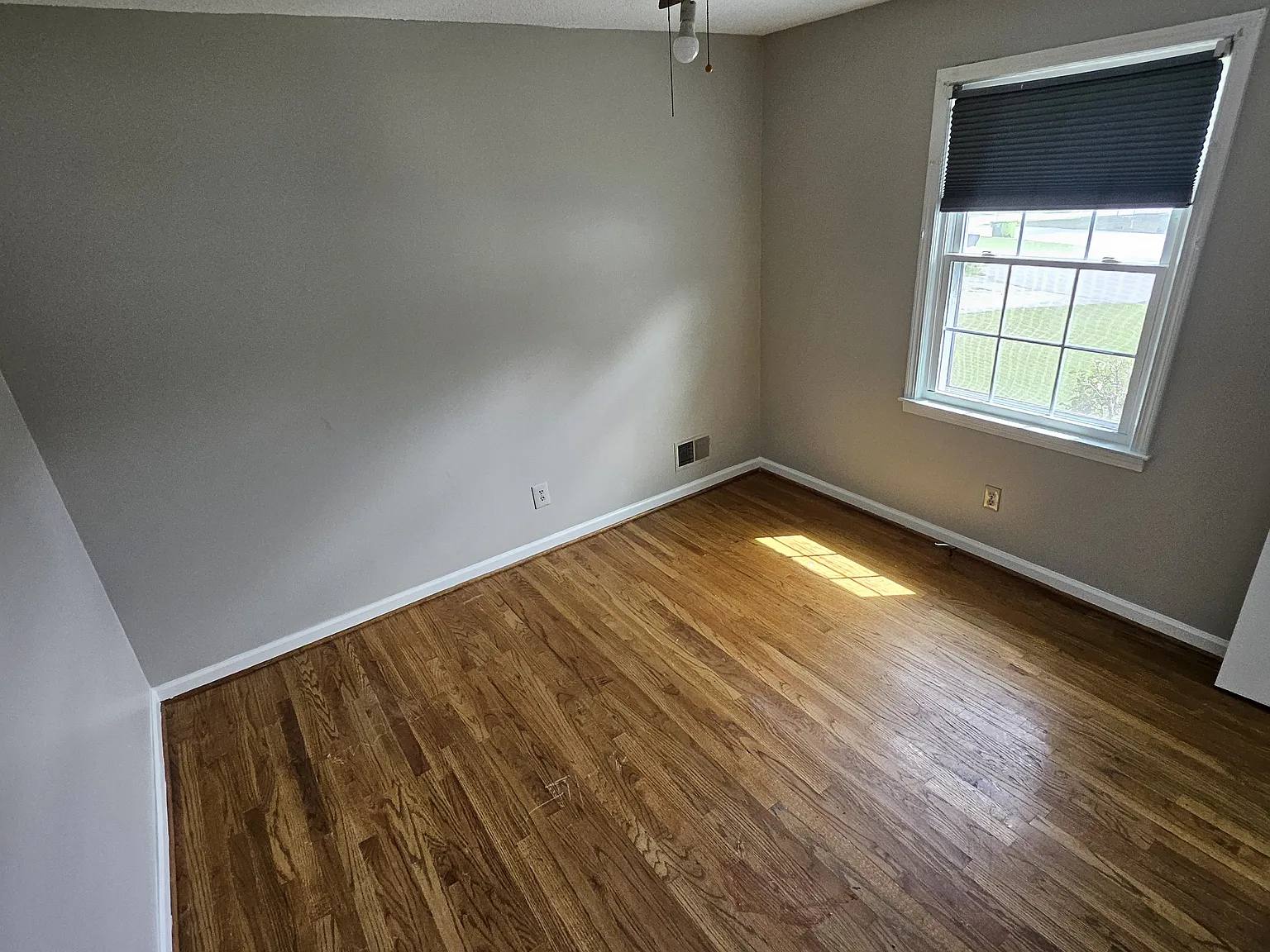 3 bed, 1.5 bath, 1032 sqft, $1,750 — Photo 2