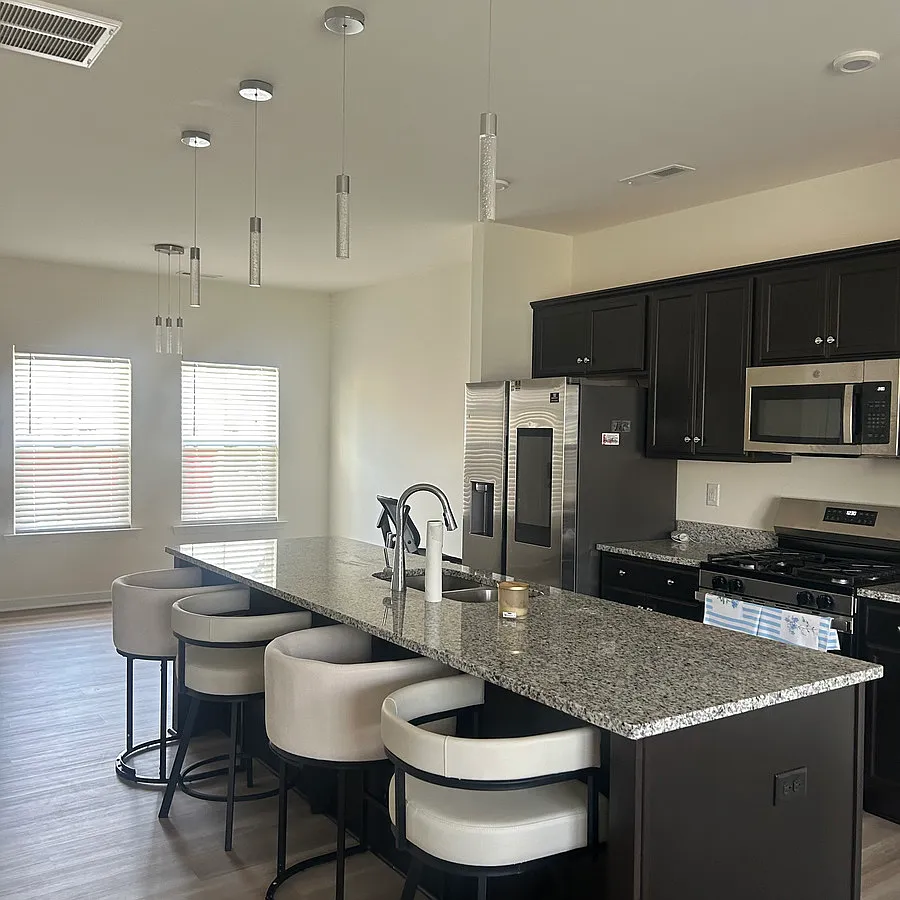 3 bed, 2.5 bath, 1336 sqft, $900 — Photo 1