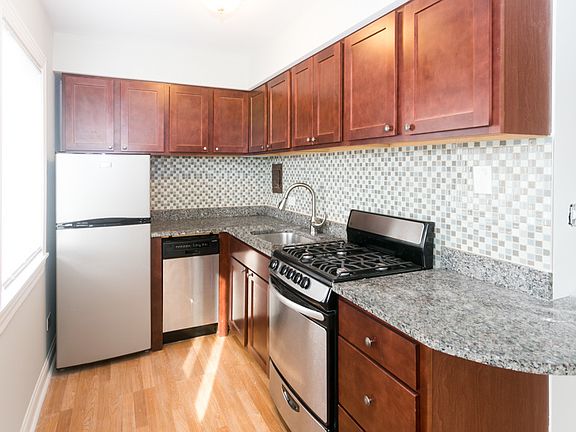 2nd image of 696-96 Elm Pl #D501