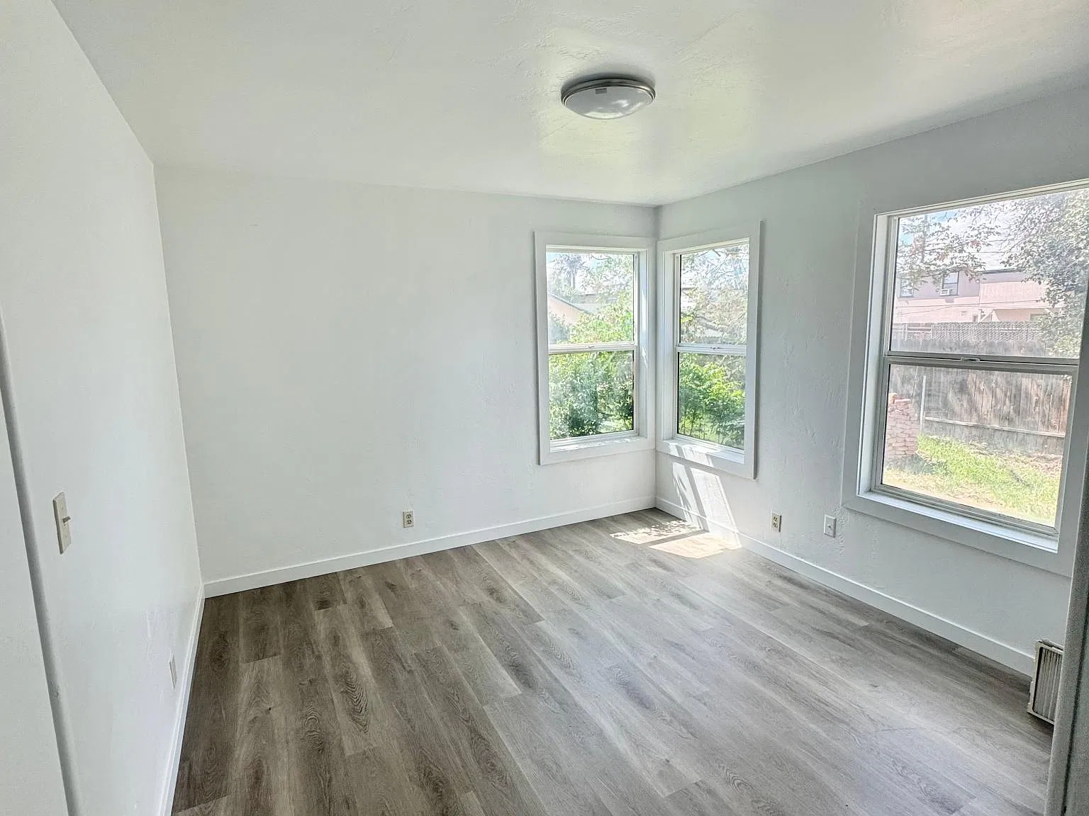 613 Ann Arbor Dr — Photo 2
