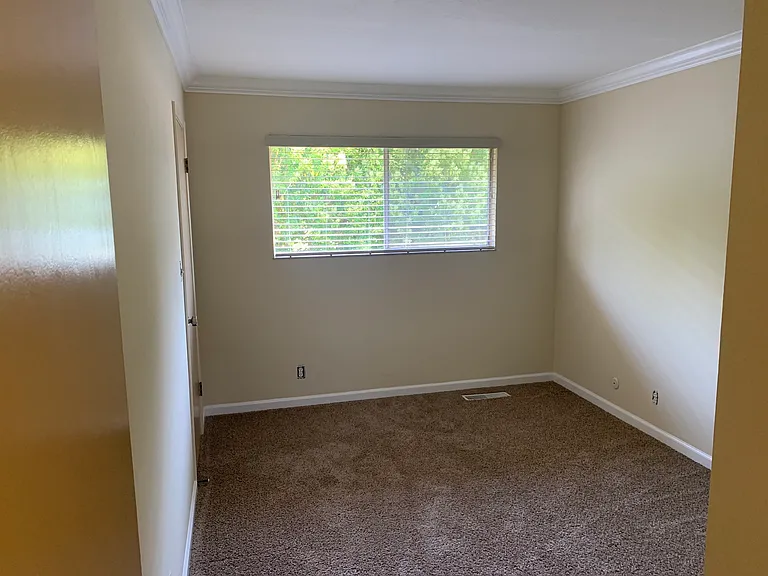 Pinehaven Garden Apartments — Photo 35
